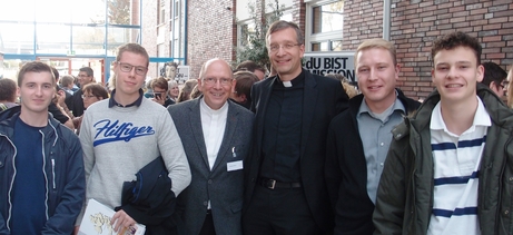   Die „Hanauer Delegation“ beim Tag der Pastoralen Innovation in Fulda im Gespräch mit Bischof Dr. Michael Gerber über das „Handwerkszeug“ der Erneuerung  (Jan Windhövel, Jan Jäger, Pfarrer Andreas Weber, Philipp Schöppner und Jakob Reus)